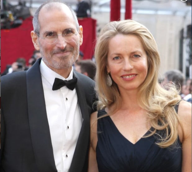 Steve Jobs, eşi Laurene Powell ile 2010 Akademi Ödülleri'nde.