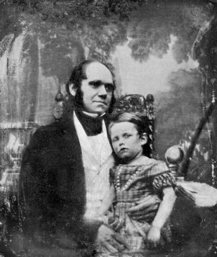 Charles Darwin 'in ilk oğlu William Darwin ile olan resmi.