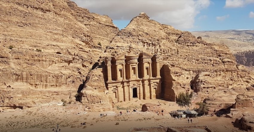 Petra kum taşına oyulmuş muhteşem bir yapı.