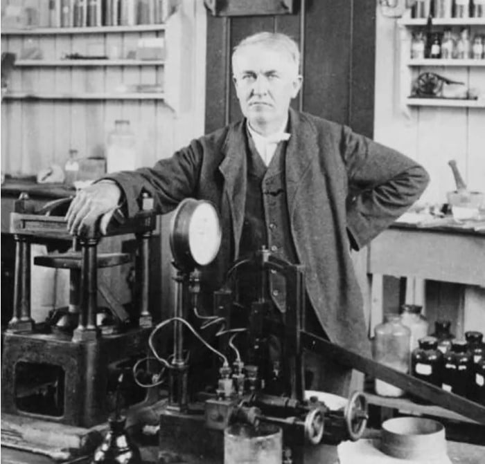 Thomas Edison, 1901'de laboratuvarındayken.