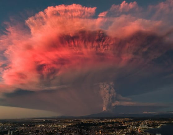 Gün batımında Şili Patagonya'sında Calbuco yanardağının patlaması.