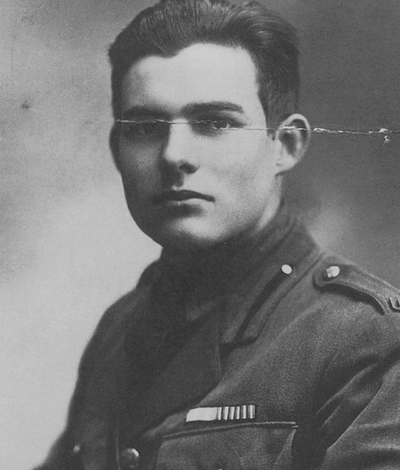 Ernest Hemingway, 1918, 1. Dünya Savaşı ambulans şoför üniformasıyla