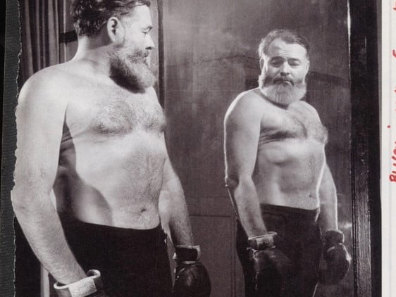 Yazar Ernest Hemingway boks maçına hazır