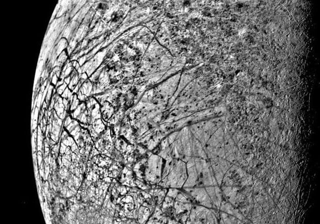 Jüpiter'in Uydusu Europa'daki Çatlaklar.
