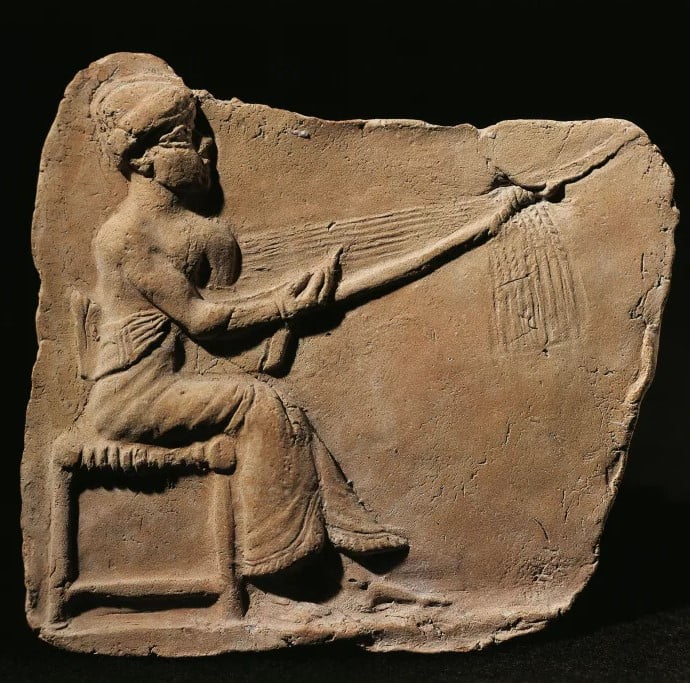 Mezopotamyalı bir kadın dokuma yapıyor.