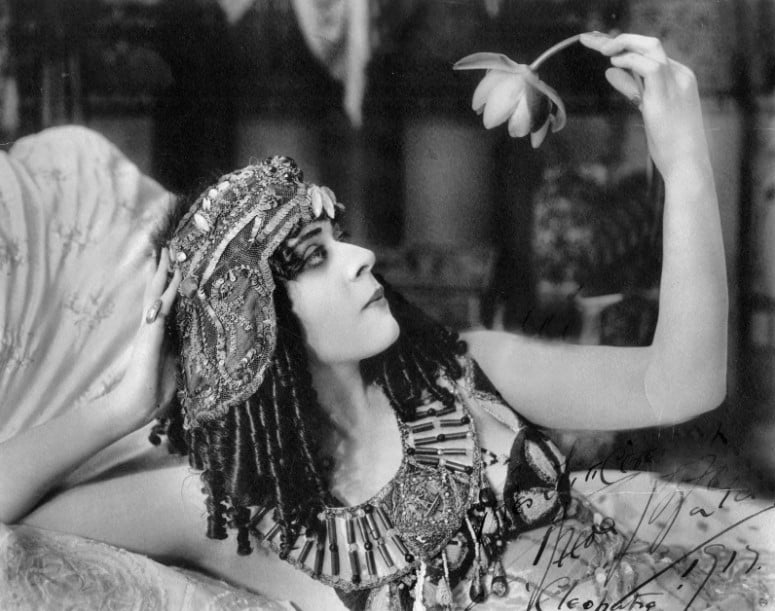 Theda Bara , 1917 Kleopatra filminden.