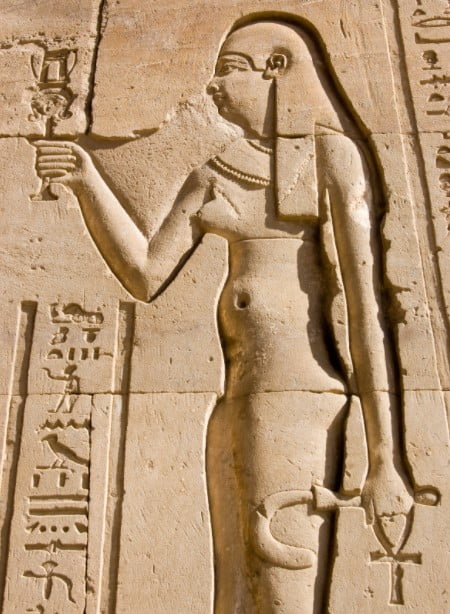 Mısır, Idfū'daki Horus tapınağından oyulmuş Kleopatra figürü.
