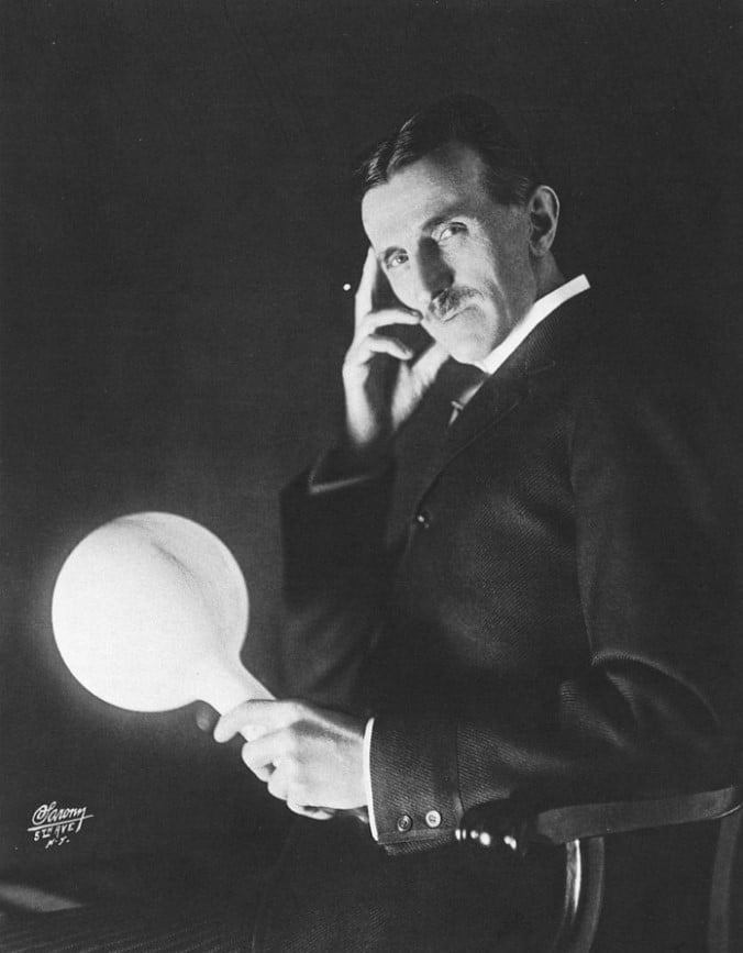 Nikola Tesla 1898 sularında bir ampulle.