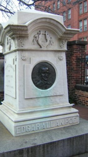 Maryland, Baltimore'daki Edgar Allan Poe'nun mezarı.