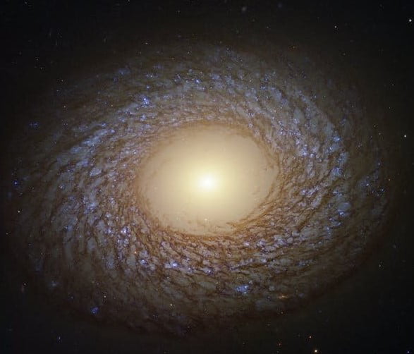 Hubble tarafından görülen galaksi NGC 2275.