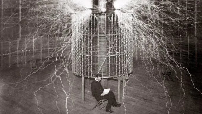 Nikola Tesla Colorado deney laboratuvarında oturuyor.