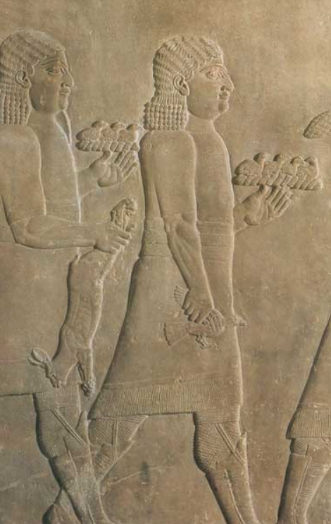 Bir kraliyet avından, ellerinde tavşan ve kuşlarla dönen hizmetçiler. Ninova’daki Asurbanipal’ın sarayından bir kabartma. MÖ 7. Yüzyıl.