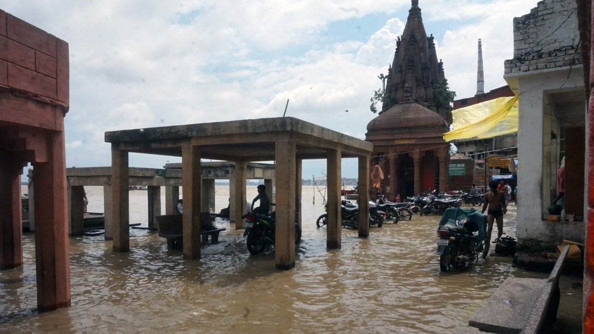 Hindistan, Varanasi'deki Manikarnika Ghat'taki bir tapınak kompleksi, Ağustos 2020'de şiddetli yağmur nedeniyle Ganj Nehri'nden yükselen sular altında kaldı.