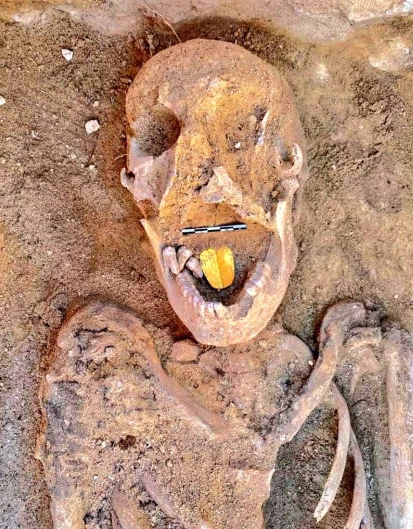 Mısır’da Altın Bir Dille Gömülü 2,000 Yıllık Mumya Açığa Çıkarıldı