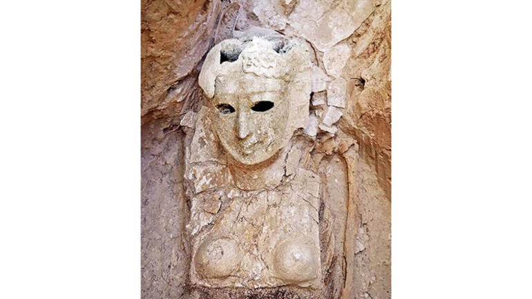 Ölüm maskesi vücudunun çoğunu kaplayan kadın mumya.