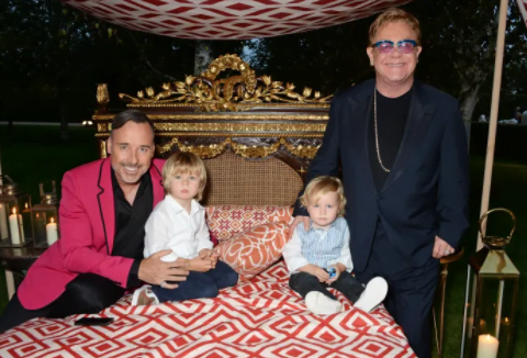 Elton John, kocası David Furnish ve oğulları Zachary Furnish-John ve Elijah Furnish-John ile birlikte
