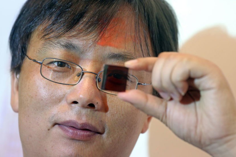 Fizik profesörü Dr.Yan Fung, 2015 yılında Hung Hom'daki Poly Üniversitesi'nde grafen elektrotlu düşük maliyetli yarı saydam güneş pillerinin yeni bir buluşunu gerçekleştirdi.