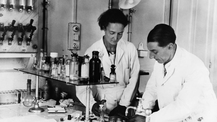 Irene Curie ve kocası Frederick Joliot, 1935'te kimya alanında Nobel Ödülü'nü paylaştılar. Joliot-Curie, Fransa'daki faşizm karşıtı harekette de etkindi.