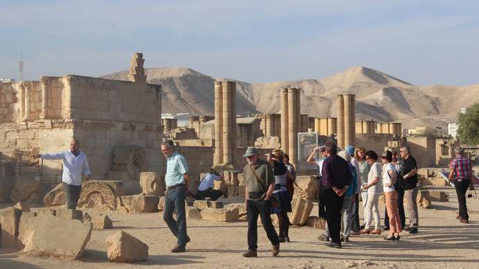 Jericho: Hishām's Palace. Jericho, Batı Şeria'daki Eriha yakınlarındaki Hişam Sarayı olarak da bilinen Emevi arkeolojik sit alanı Khirbat al-Mafjar'ı gezen ziyaretçiler.