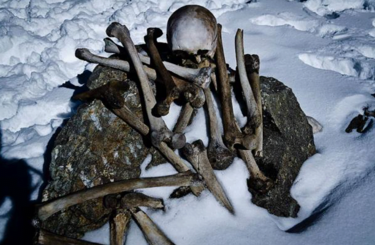 Roopkund Gölü'nde bulunan insan iskeleti