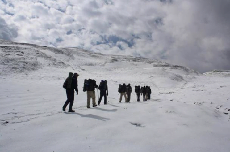Yürüyüşçüler Himalayalar'da Roopkund'a gidiyor