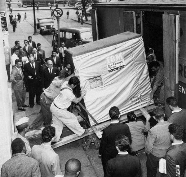 Bu, 1956'da IBM tarafından gönderilen beş megabaytlık bir sabit disk.