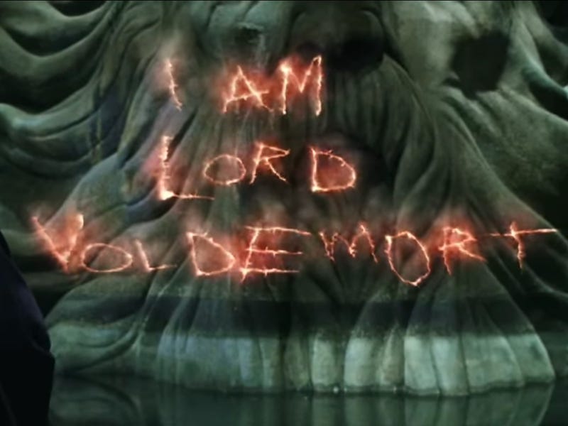  “Adım Lord Voldemort” ifadesinin harflerinin yeri değiştirildiği taktirde, ortaya Tom Marvoldo Riddle ismi çıkmaktadır.