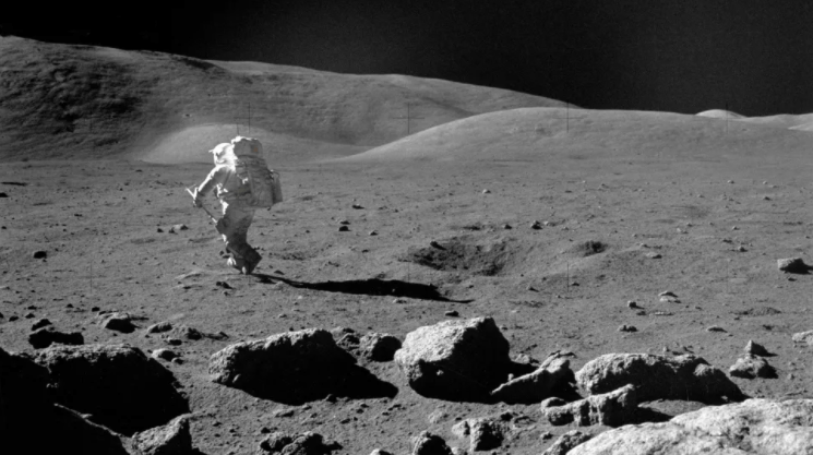 1972 yılında Apollo 17'deki ay modülü pilotu bilim adamı-astronot Harrison H. Schmitt, ayarlanabilir örnekleme kepçesiyle ayı keşfederken görülüyor