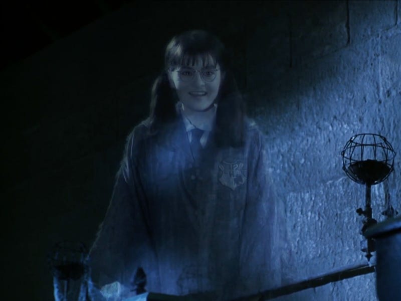 Mızmız Myrtle, Hogwarts’taki hayaletlerden biridir.