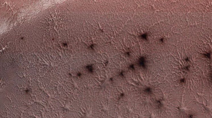 NASA'nın Mars Keşif Gezgini, 13 Mayıs 2018'de Mars'ın güney kutbundaki örümceklerin bu görüntüsünü yakaladı