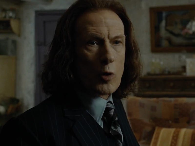 Voldemort II. Büyücülük Savaşı’nda bakanlığı ele geçirmeden önce, Rufus Scrimgeour Sihir Bakanı’ydı.