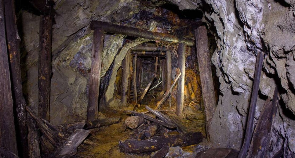 Uzun zamandır hastalığın nedeni olduğu düşünülen terk edilmiş bir uranyum madeni.