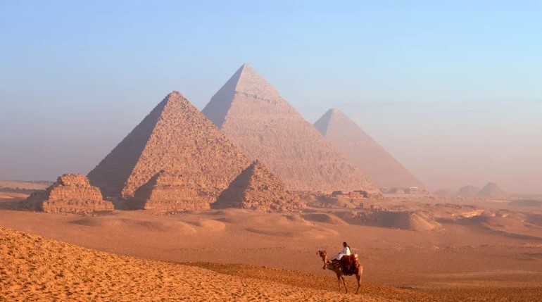Khafre ve Menkaure Piramitleri