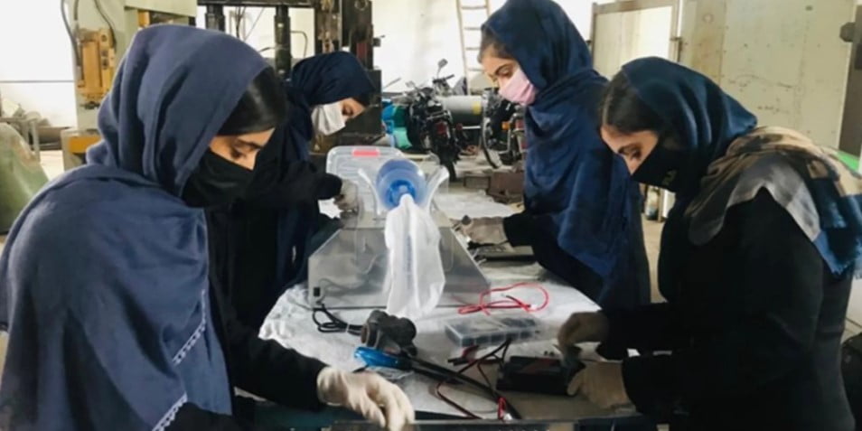 Afganistan Kadın “Robotik Kodlama” Takımının Yarısı Kurtuldu