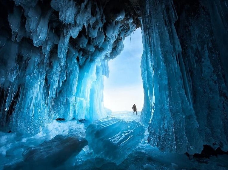Baykal Gölü'nde Buz Mağarası