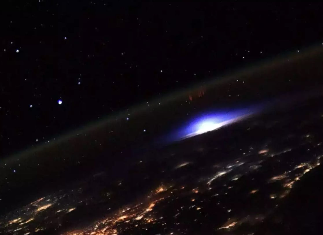 Uzay İstasyonundan Fotoğraflanan Bu Mavi Aydınlık Olayı Neydi?